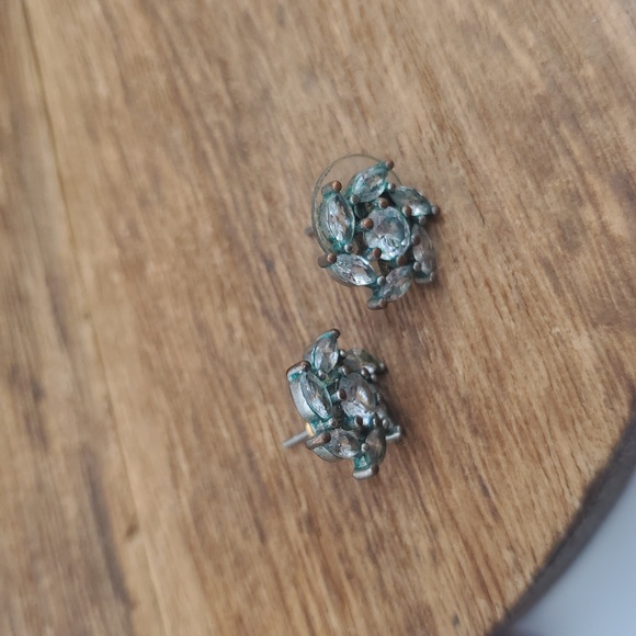 Icy Elegant Silver Floral Stud Earrings E776 - Picture 3 of 5